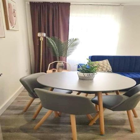 2 Bedroom Serviced Apartment # Londra Dış mekan fotoğraf
