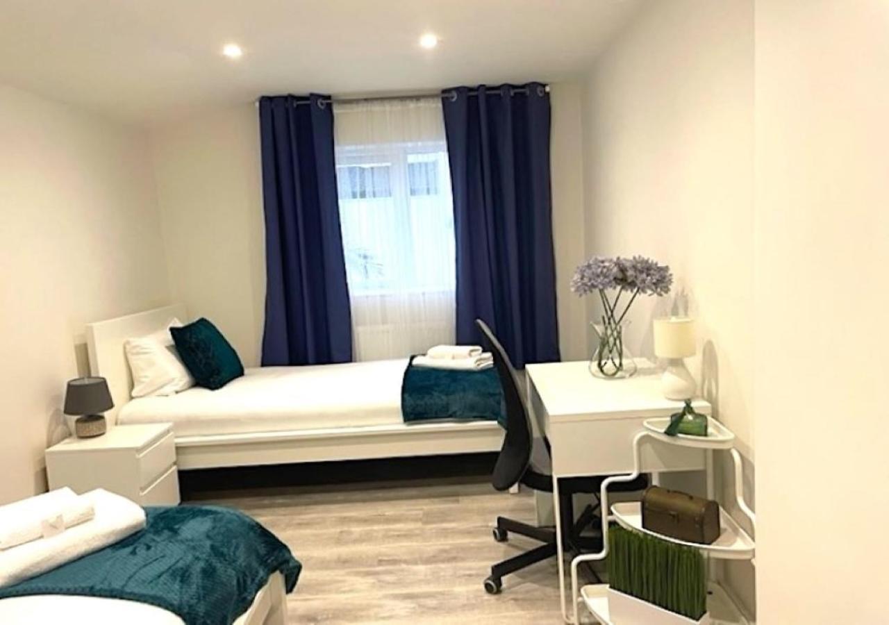 2 Bedroom Serviced Apartment # Londra Dış mekan fotoğraf