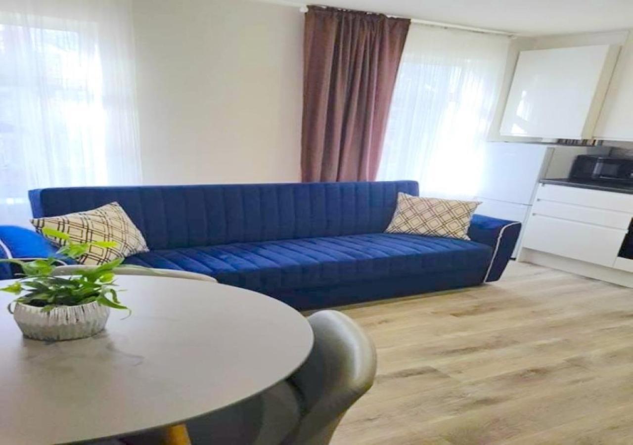 2 Bedroom Serviced Apartment # Londra Dış mekan fotoğraf