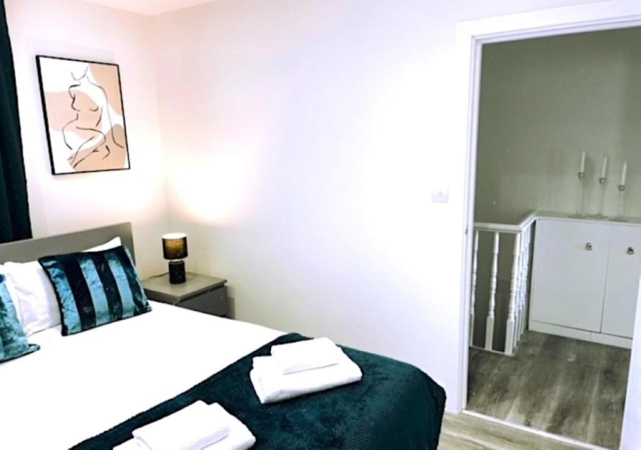 2 Bedroom Serviced Apartment # Londra Dış mekan fotoğraf